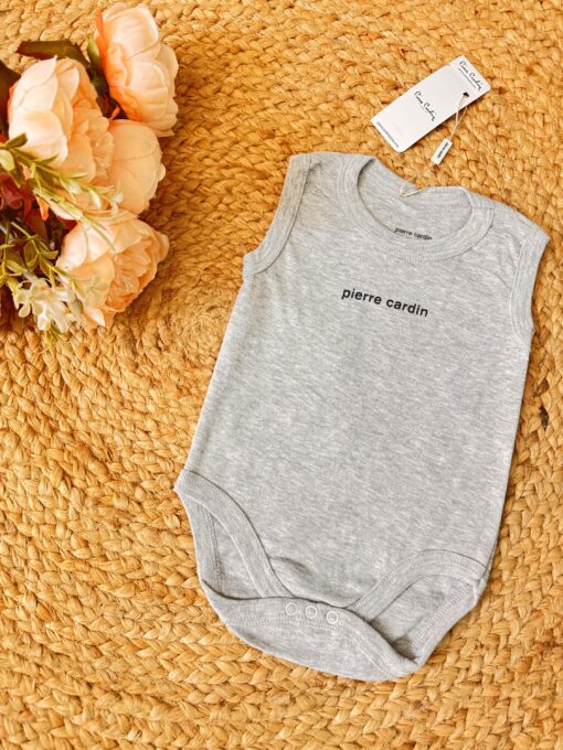 Body bébé en coton gris : Pierre Cardin Un choix élégant et confortable pour votre petit bout de chou