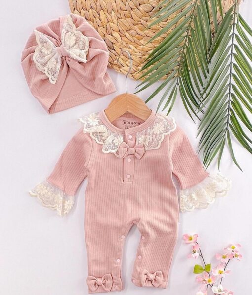 Grenouillère bébé fille brodée coton organique avec bonnet assorti offert