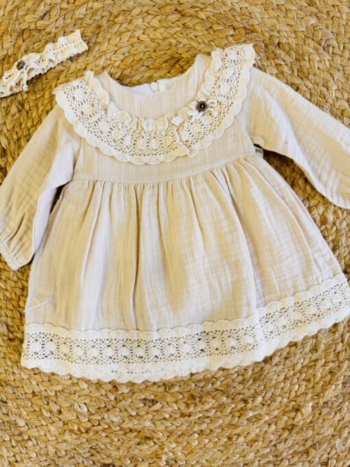 Robe bébé fille en mousseline avec col et détails en crochet